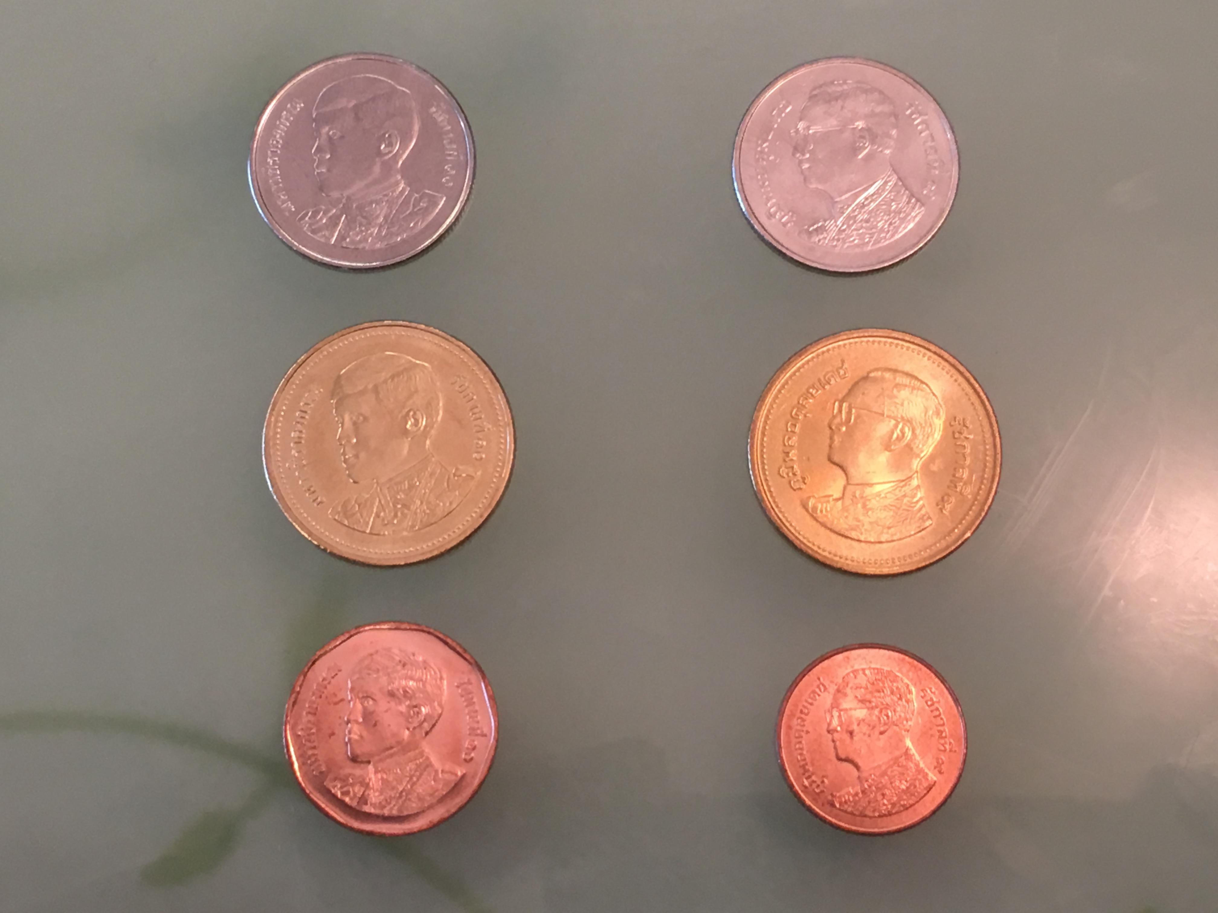 タイの貨幣が新国王の肖像画に変わってしもうた！
